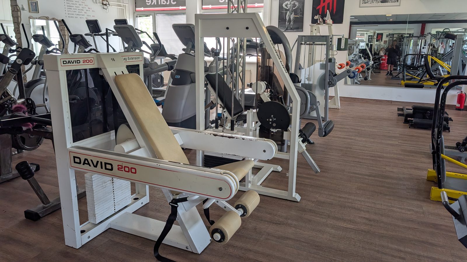 Vier Beinstrecker, vorn ein David 200, im Fitnessstudio Wunstorf