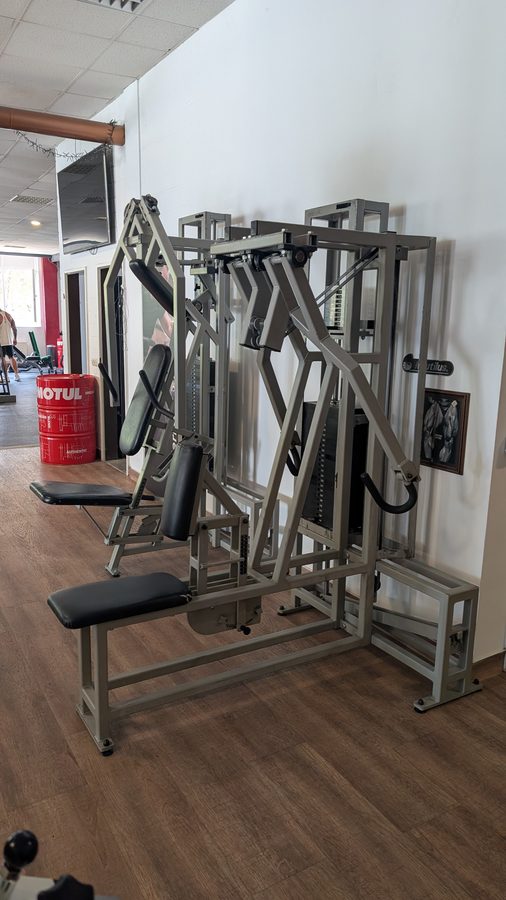 MedX Rudergerät und Brustpresse im STARK Athletic Club Wunstorf – geführte Geräte für den Einstieg